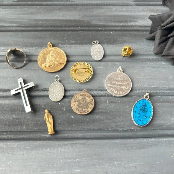 Religious Jewelry Lot - Picture 4 of 9